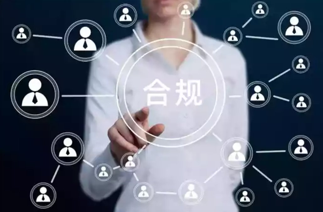 一个人坐在电脑前,屏幕上同时显示股票交易软件和两融账户的费率页面,旁边放着手机和计算器